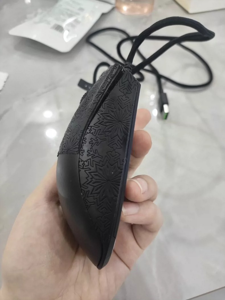 Razer雷蛇 炼狱蝰蛇v2mini 没有拆修没有打油,贴着防滑贴使用的 Razer雷蛇 炼狱蝰蛇v2mini 没有拆修没有打油,贴着防滑贴使用的